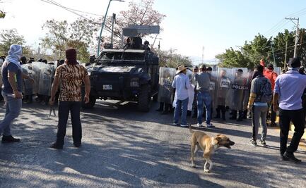 Padres de los 43 normalistas exigen castigo por agresión en Chiapas