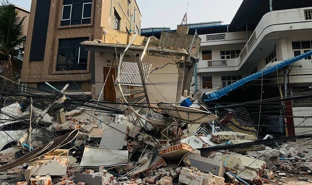 Un terremoto de magnitud 7.7 golpeó este viernes Myanmar, antes Birmania, provocando la caída de edificios y dejando personas atrapadas, el 28 de marzo de 2025. Foto: AFP