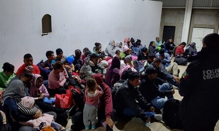 Rescatan a más de 100 migrantes hacinados en un tractocamión que circulaba en la México-Texcoco