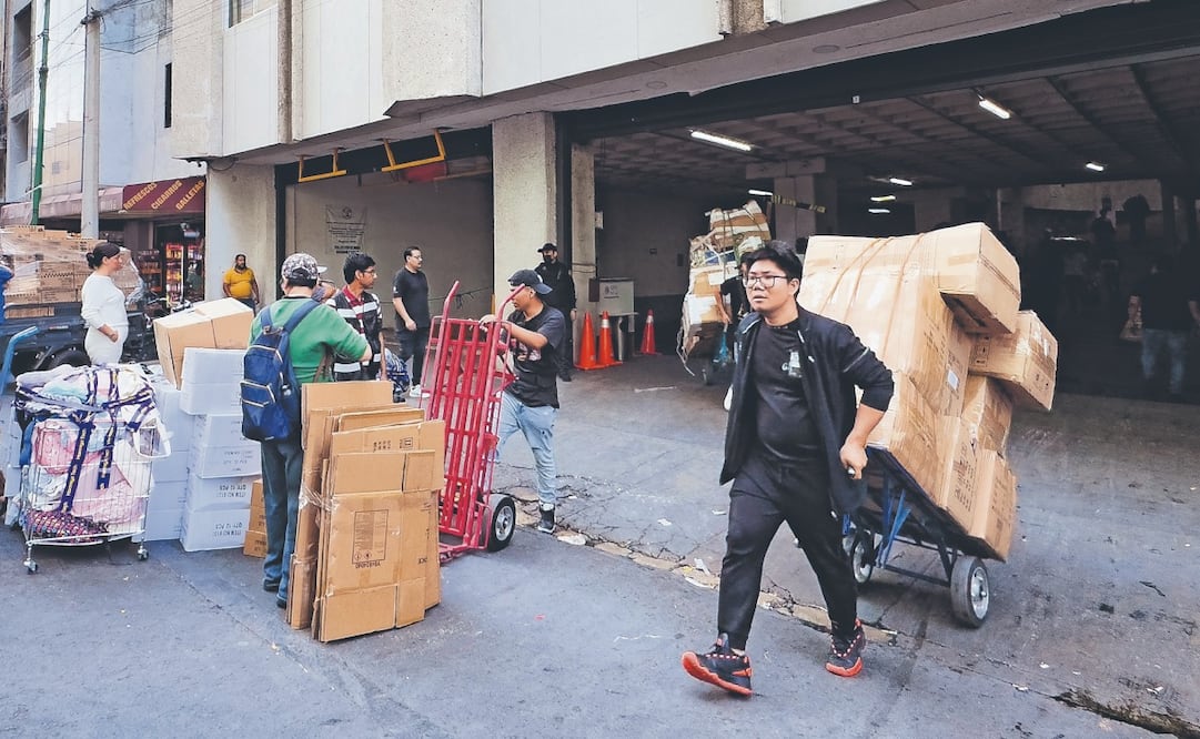 En la calle Nezahualcóyotl se observó a las personas salir con carretillas cargadas de cajas con diversos artículos. Foto: de HUGO SALVADOR. EL UNIVERSAL
