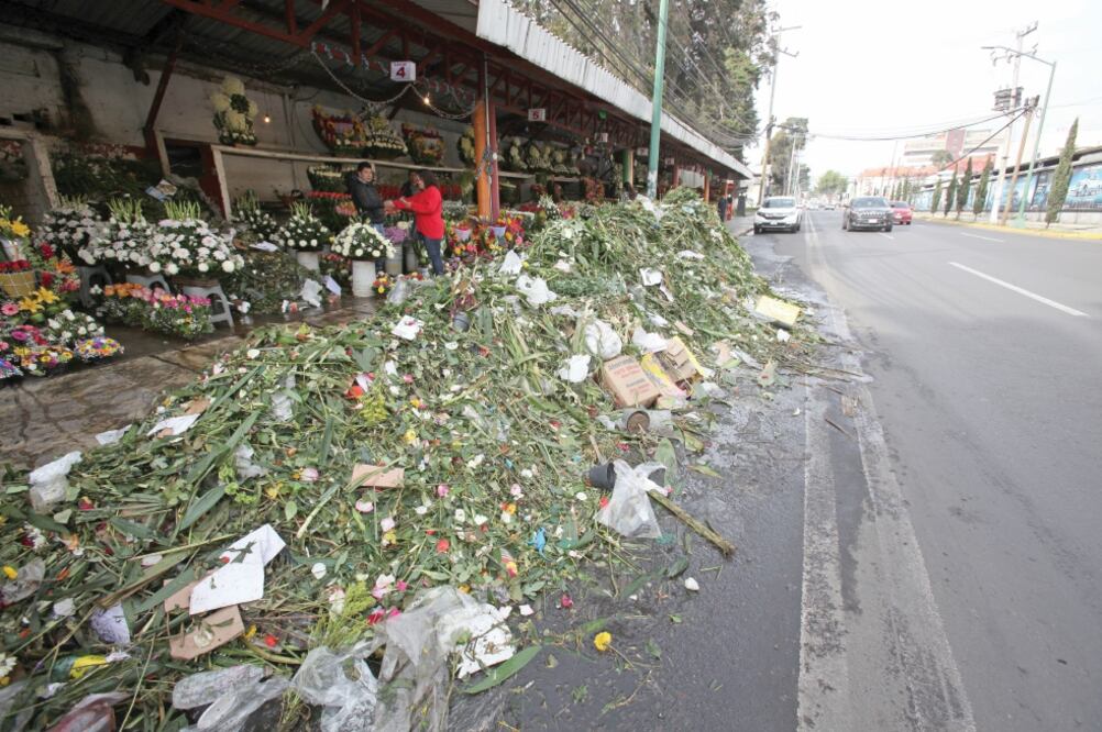 Los vendedores del Panteón General de Toluca aseguran que el olor de los desperdicios frente a sus locales es insoportable. La administradora del lugar les indicó que el conflicto de la basura es por la falta de combustible. Foto: JORGE ALVARADO. EL UNIVE