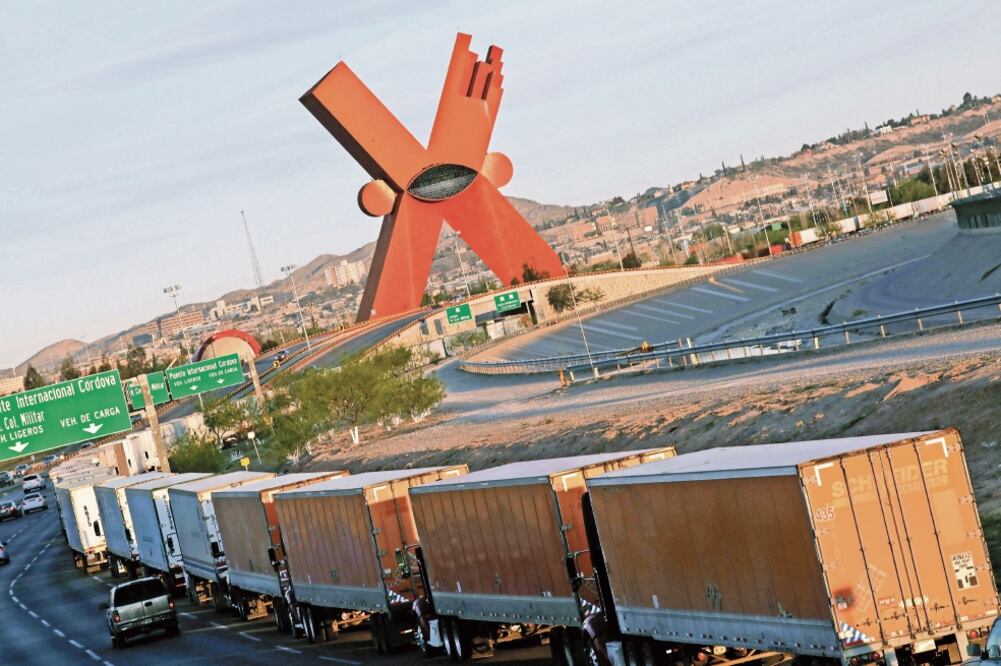 Freno. Transportistas en el puente fronterizo Córdova-Américas en Ciudad Juárez, ayer a la espera de cruzar hacia Estados Unidos. (JOSÉ LUIS GONZÁLEZ. REUTERS)