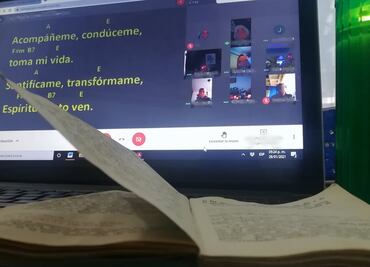 En Zoom y sin gente, así se reza ahora el Rosario por los muertos de Covid-19