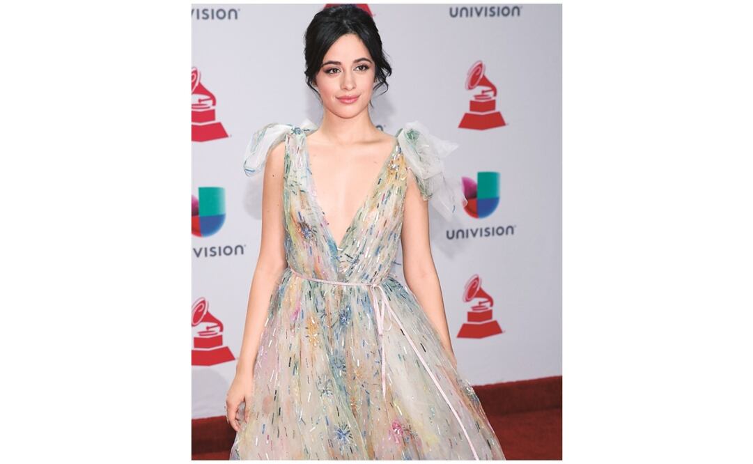 Camila Cabello robó cámaras gracias a su pronunciado escote en V. (FOTO: AGENCIAS)
