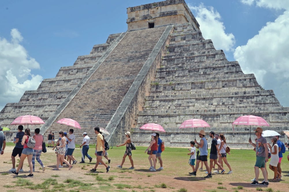 Turistas en la zona arqueológica de Chichén Itzá. (CUAUHTÉMOC MORENO CABRERA. EL UNIVERSAL)