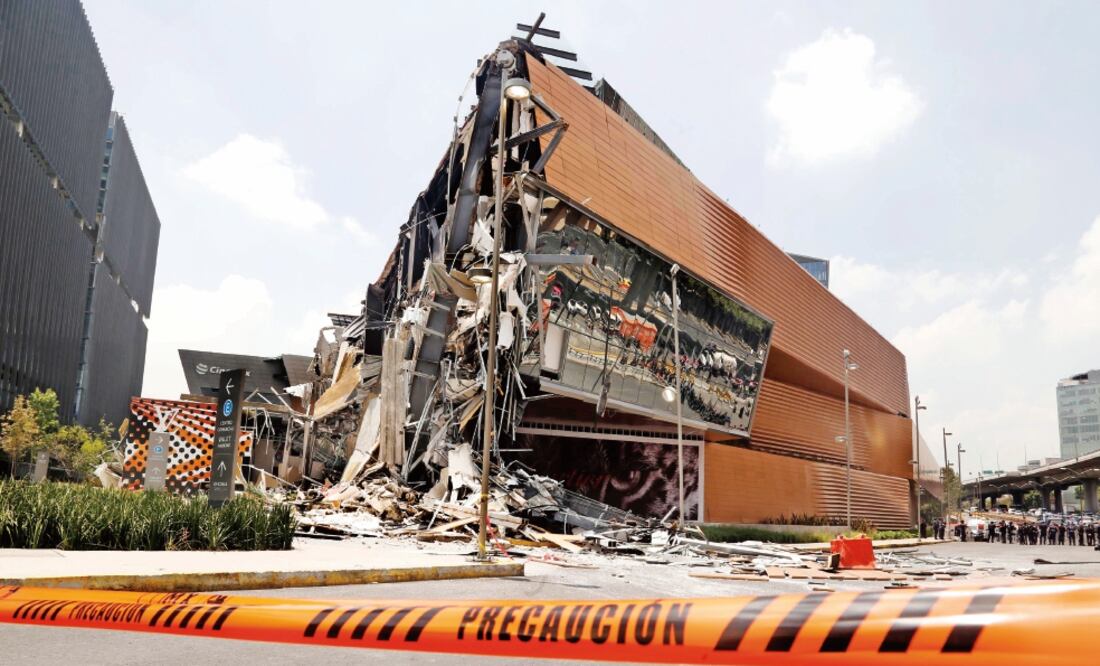 Alrededor de las 11:14 horas de ayer se registró el derrumbe de una terraza volada, en una zona de la plaza Artz Pedregal que se encontraba en obra y que sería utilizada para “oficinas y otros servicios”. (AGUSTÍN SALINAS. EL UNIVERSAL)