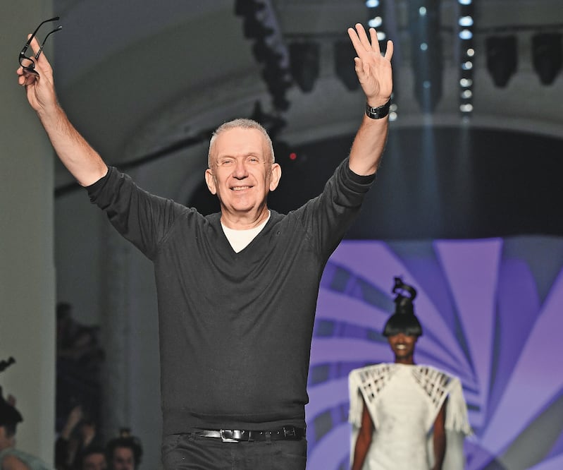 Durante su carrera, Gaultier jugó con las expectativas de género y creó un imperio de moda para las estrellas. FOTOS: GETTY IMAGES / AP