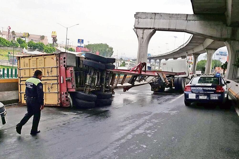 La volcadura de la unidad ocurrió en carriles centrales de la autopista México-Querétaro, a la altura de Perinorte, en Cuautitlán Izcalli (ESPECIAL)