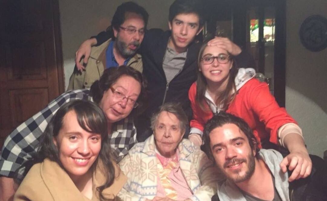 María Rubio, en el centro, junto a su familia. Foto: Twitter