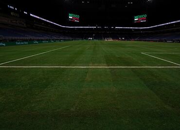 Con una pintadita en el Alamodome, se “arregla” el mal estado de la cancha