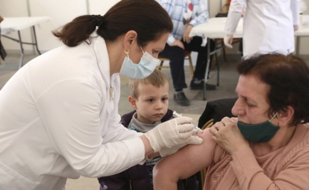 ¿Pacientes recuperados de Covid-19 deben vacunarse? Esto dicen expertos