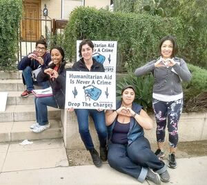 Activista puede ir presa por dar agua y comida a migrantes 