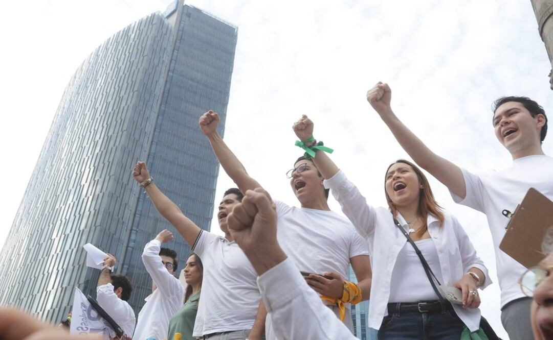 Estudiantes y trabajadores del PJF marchan contra la reforma de AMLO. Foto: Gabriel Pano / EL UNIVERSAL