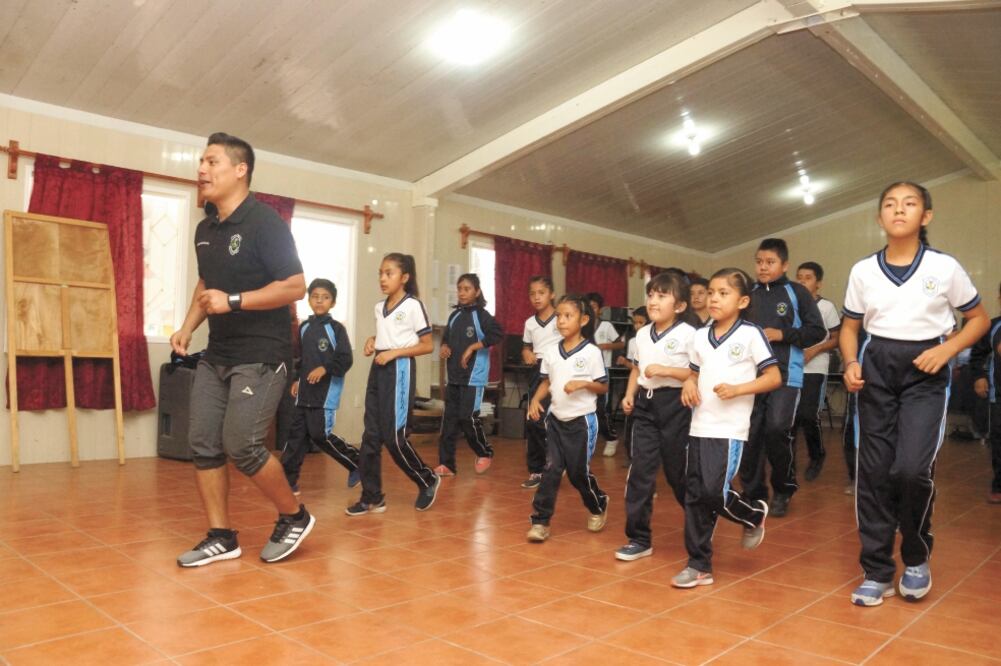Para todos los estudiantes que asisten al taller de ritmos latinos, el bailar les causa alegría y les ha servido para que socialicen. Foto/EDWIN HERNÁNDEZ