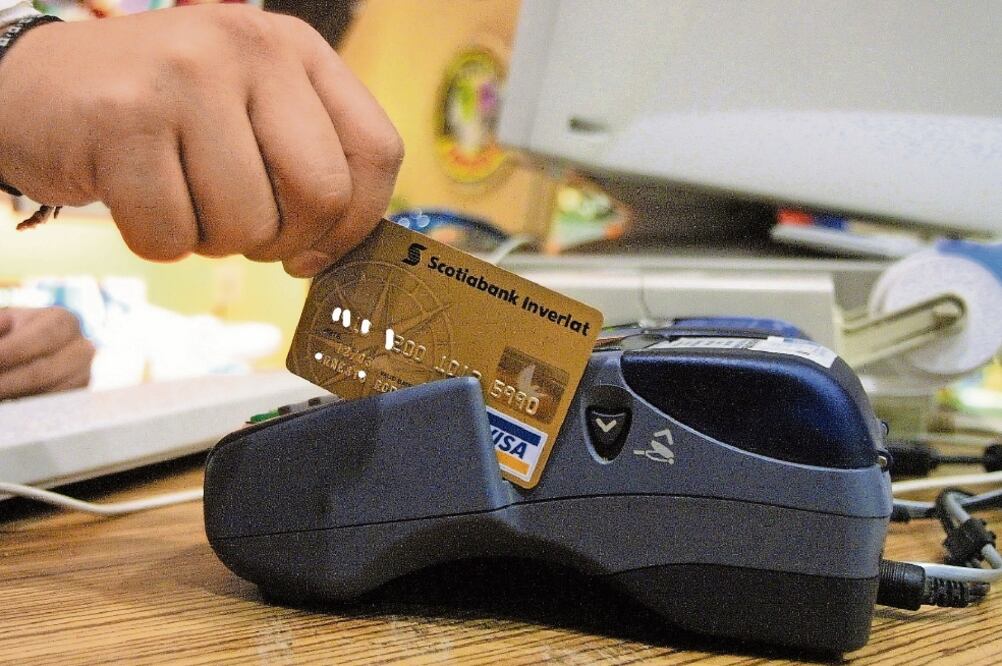 Otro fraude es a través de llamadas telefónicas, donde los estafadores se hacen pasar por personal de Condusef y piden datos de tarjetas de crédito. (ARCHIVO EL UNIVERSAL)