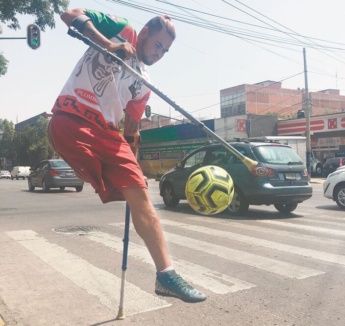 Rodrigo Fernández, futbolista con discapacidad, se gana la vida haciendo jugadas con un balón en la esquina de avenida Patriotismo y Progreso, en la colonia Escandón. FRANCISCO RESÉNDIZ. EL UNIVERSAL