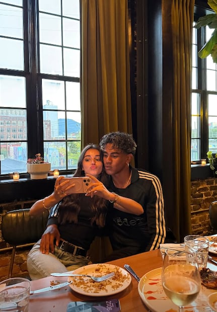 Tras el partido contra el equipo arábigo, el futbolista compartió a redes sociales esta foto con su novia. Foto: Instagram @lamineyamal