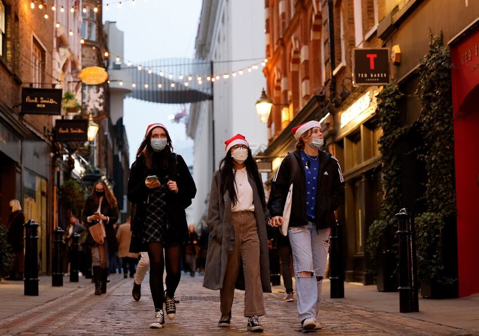Transeúntes europeas, usando mascarillas faciales. Foto: AFP / Tolga Akmen 