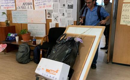 Marx Arriaga cumple 4 días atrincherado y continúa desalojo de su oficina; policías evitan entrada de la prensa