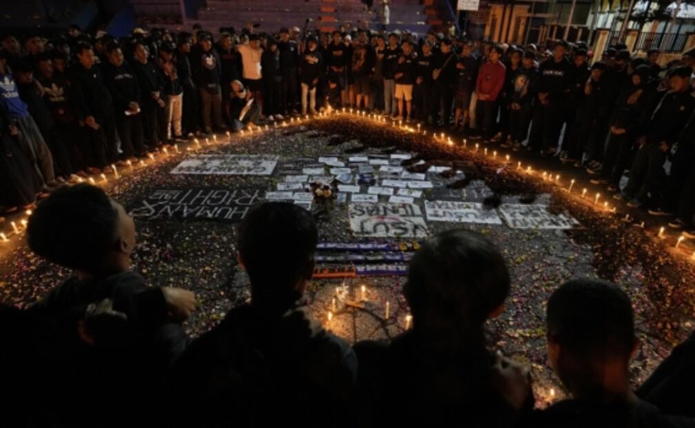 Destituyen a jefe policial y 9 agentes de fuerza de élite tras estampida en estadio de futbol en Indonesia