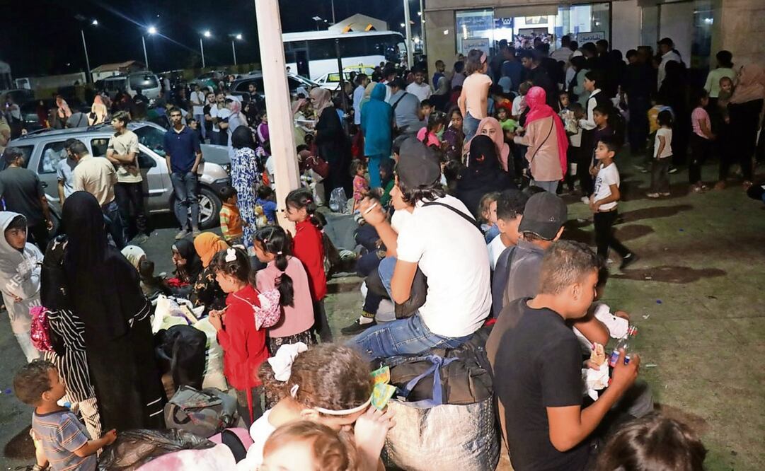 Civiles que huyeron del sur de Líbano tras los ataques aéreos israelíes de los últimos días llegaron al cruce fronterizo de Masnaa con Jdeidat Yabous, en Siria. Foto: EFE