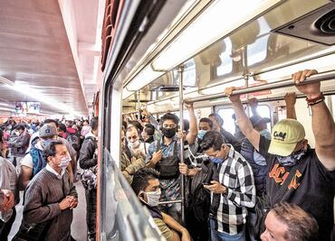 Mexico City and the State of Mexico partially close down the public transport system amid the public health crisis