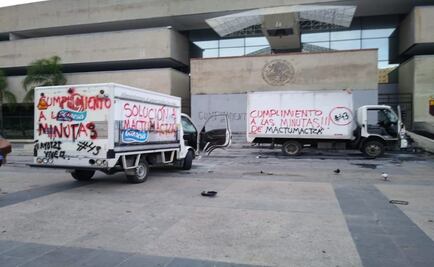 Presuntos estudiantes vandalizan entrada de Palacio de Gobierno en Chiapas