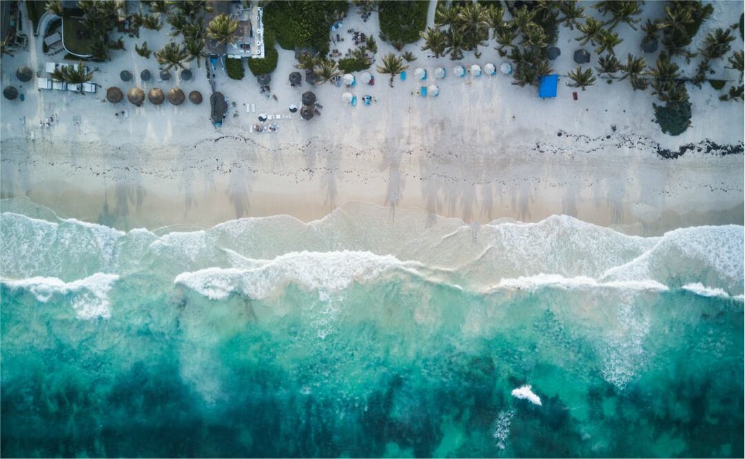 Hay ofertas para viajar a finales de año a destinos de playa como Tulum. Foto: Unsplash. Spencer Watson