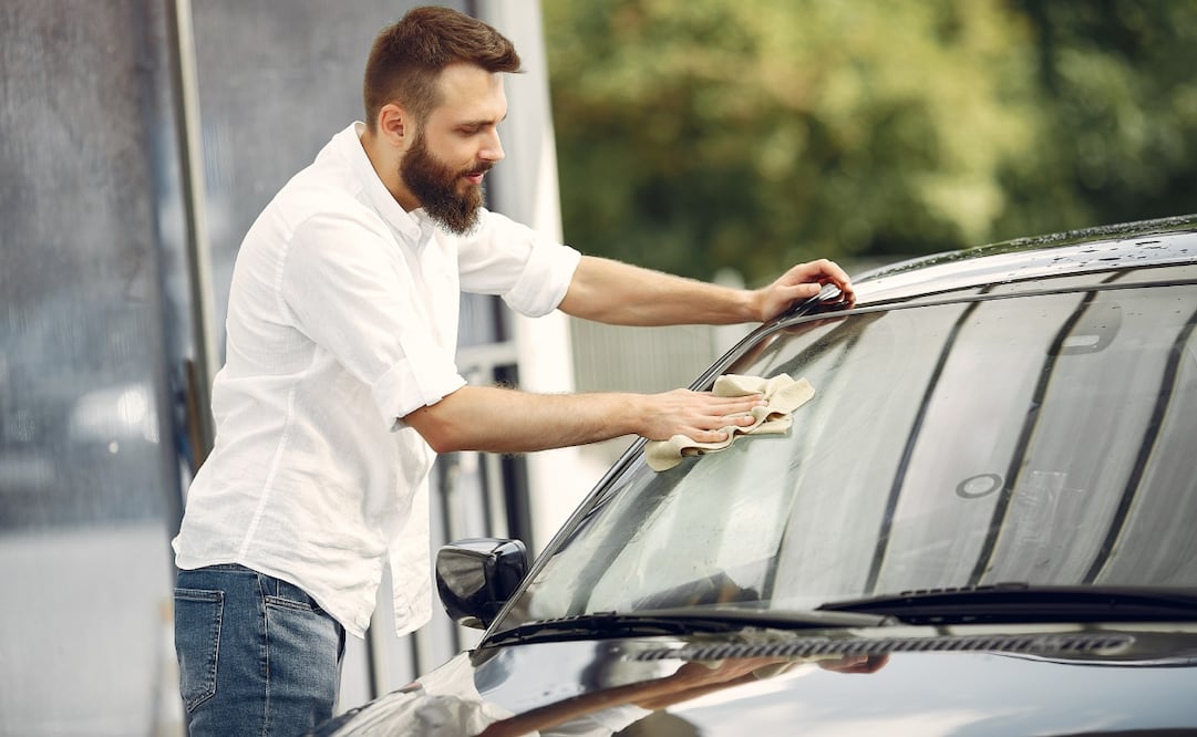 Cómo eliminar los rayones de los vidrios de tu auto. Imagen: Freepik