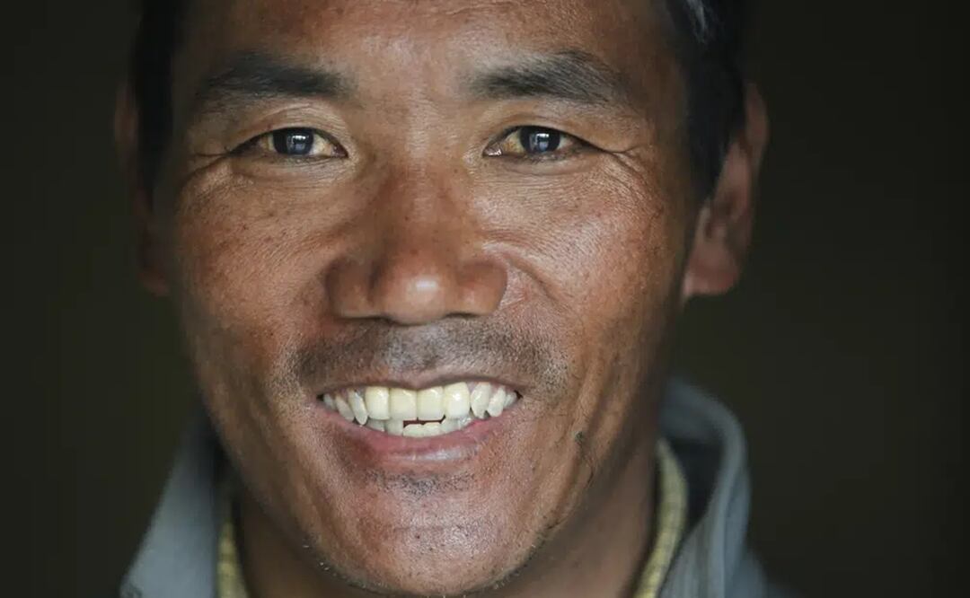 El veterano shepa nepalí Kami Rita, de 48 años, posa para una fotografía en su casa en Katmandú, Nepal, el 26 de mayo de 2018. Foto: AP
