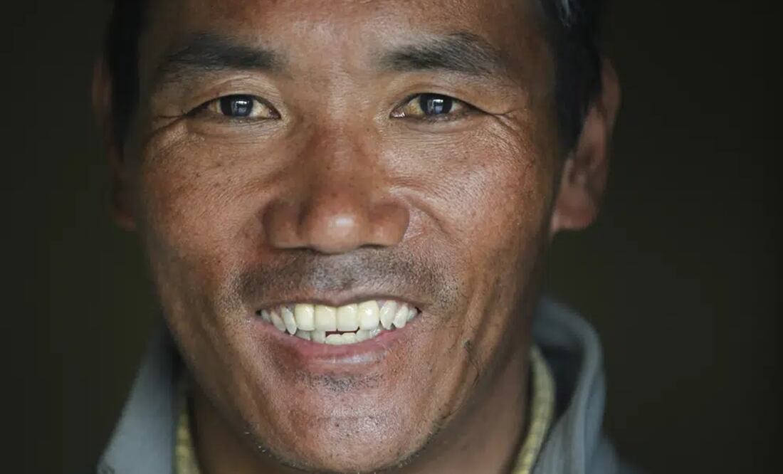 El veterano shepa nepalí Kami Rita, de 48 años, posa para una fotografía en su casa en Katmandú, Nepal, el 26 de mayo de 2018. Foto: AP