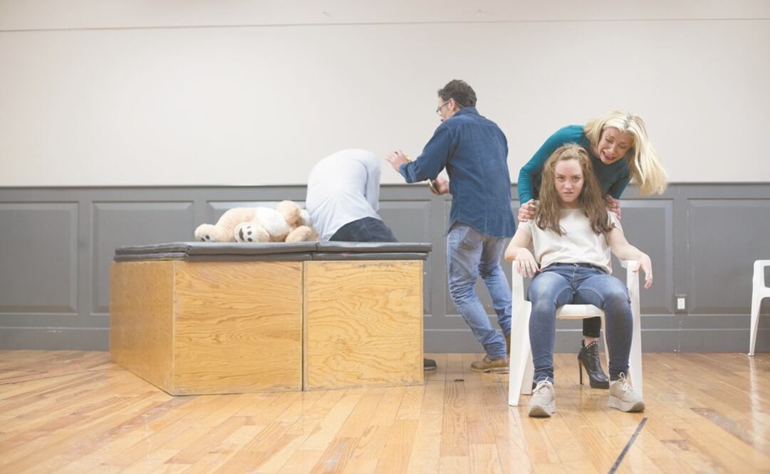 Las actrices Cynthia Klitbo y Patricia Larrañaga ensayando una escena de la obra. Foto: GERMÁN ESPINOSA. EL UNIVERSAL