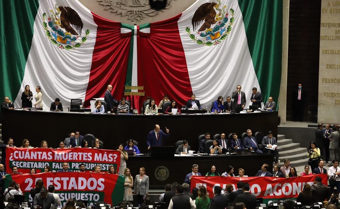 Conato de bronca durante la comparecencia del titular de SHCP Rogelio Ramírez de la O, ante el pleno de cámara de diputados. Fotos: Berenice Fregoso/EL UNIVERSAL
