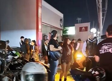 Arman carnita asada en apoyo a joven que protesta en agencia por su camioneta en Reynosa; grupos norteños, mariachis se unen