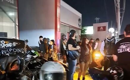 Arman carnita asada en apoyo a joven que protesta en agencia por su camioneta en Reynosa; grupos norteños, mariachis se unen