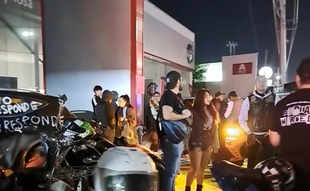 Joven se manifiesta en agencia automotriz MG de Reynosa tras auto defectuoso; cientos de personas la apoyan dándole provisiones. Foto Especial