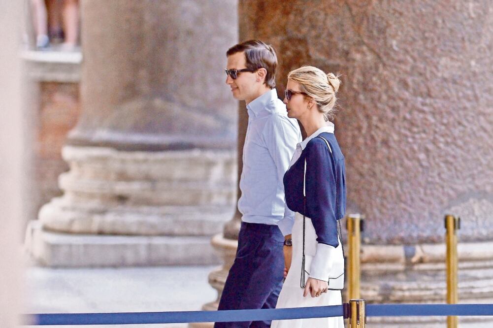 Jared Kushner y su esposa Ivanka Trump, hija del presidente de Estados Unidos, el miércoles durante una visita en el Panteón de Agripa, en Roma. (FILIPPO MONTEFORTE. AFP)