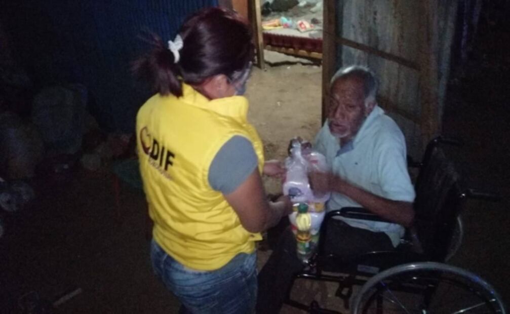 Niños de Oaxaca enternecen las redes al llevar a vacunar a su abuelo en una carreola para bebé