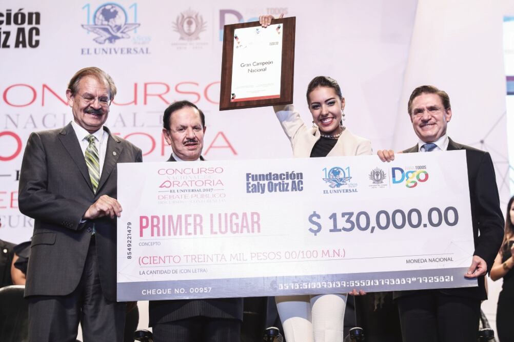 El Licenciado Juan Francisco Ealy Ortiz, Presidente Ejecutivo y del Consejo de Administración de EL UNIVERSAL (segundo de izq. a der.), y el gobernador Jo sé Rosas Aispuro (der.), entregan su premio a Sofía Gutiérrez (GERMÁN ESPINOSA. EL UNIVERSAL)