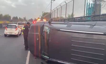 Vuelca camioneta sobre Eje 1 en la Venustiano Carranza