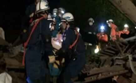 Rescatan ilesa a bebé de escombros en Japón