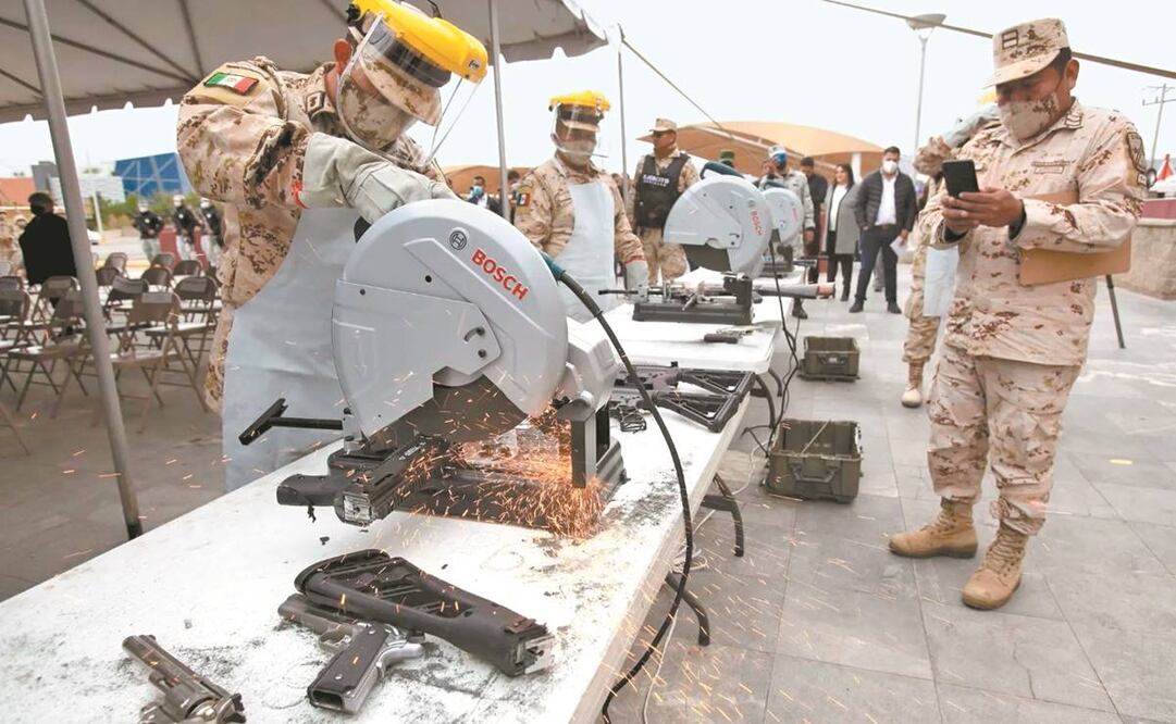 Programa de canje de armas de fuego por dinero, en la zona fronteriza de Ciudad Juárez, en noviembre de 2021. Foto: ARCHIVO EFE