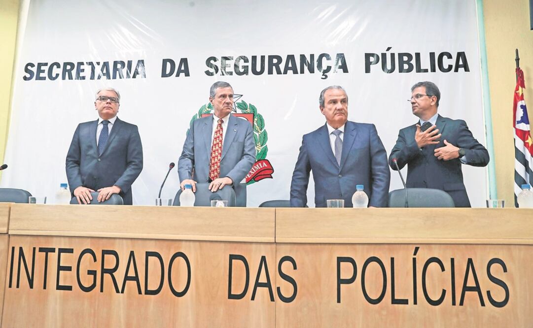 Los secretarios de Seguridad Pública de Sao Paulo, Magino Alves (2 der.); de Mina s Gerais, Sérgio Barbosa Menezes (izq.) y Espírito Santo, André Garcia (d), aye r. (SABASTIAO MOREIRA. EFE)