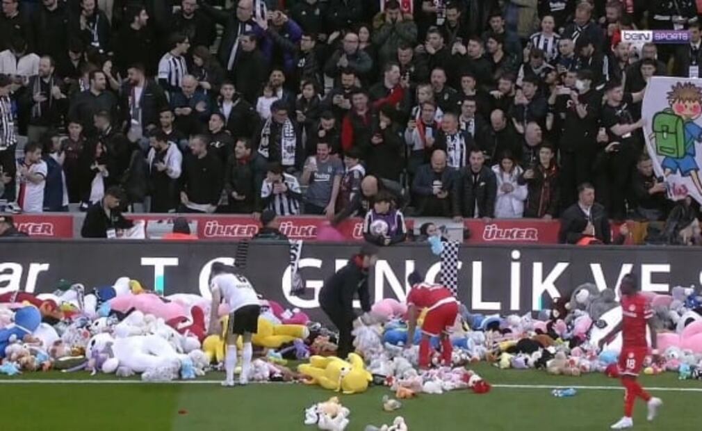 VIDEO: La emotiva lluvia de peluches en partido de Turquía para niños afectados por sismos