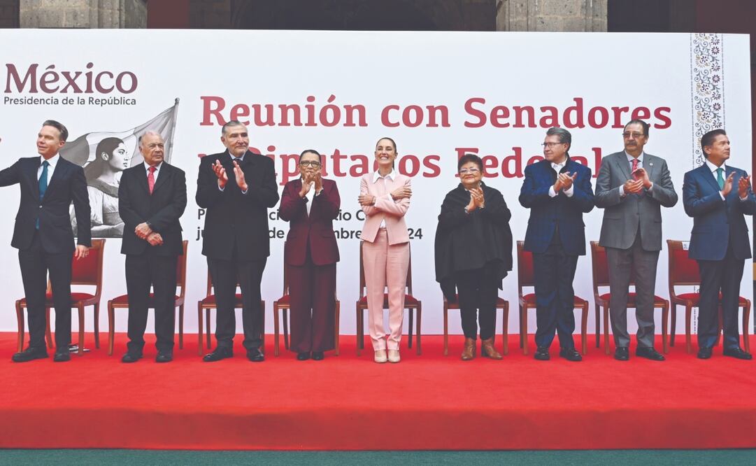 En el podio, junto a Sheinbaum, estuvieron Manuel Velasco, Alberto Anaya, Adán Augusto López, Rosa Icela Rodríguez, Ernestina Godoy, Ricardo Monreal, Reginaldo Sandoval y Carlos Puente. Foto: de ESPECIAL PRESIDENCIA
