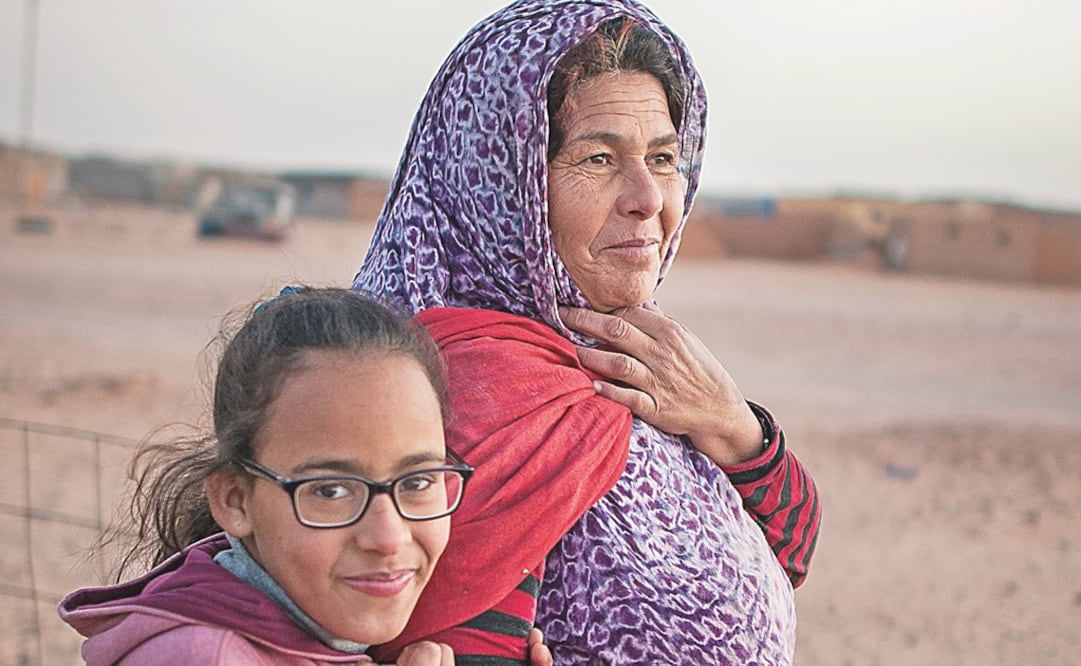 Hasina Hassan y su hija Fatimechu, en el campamento de refugiados saharaui. Foto: CORTESÍA DIEGO SIMÓN SÁNCHEZ