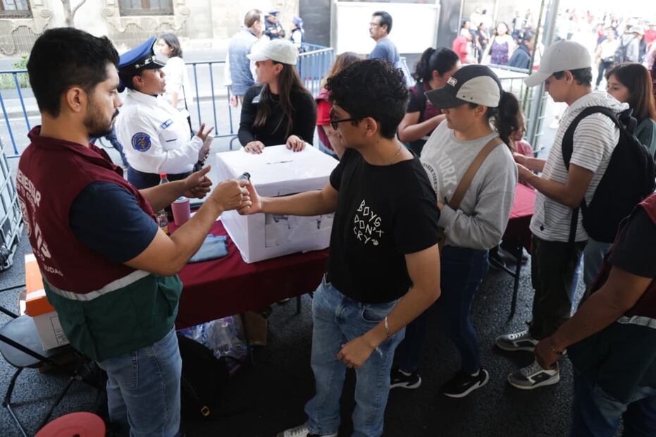 Decenas de personas han participado en la votación, por lo que se les ha puesto tinta indeleble en el dedo. (Foto: Carlos Mejía/ EL UNIVERSAL)