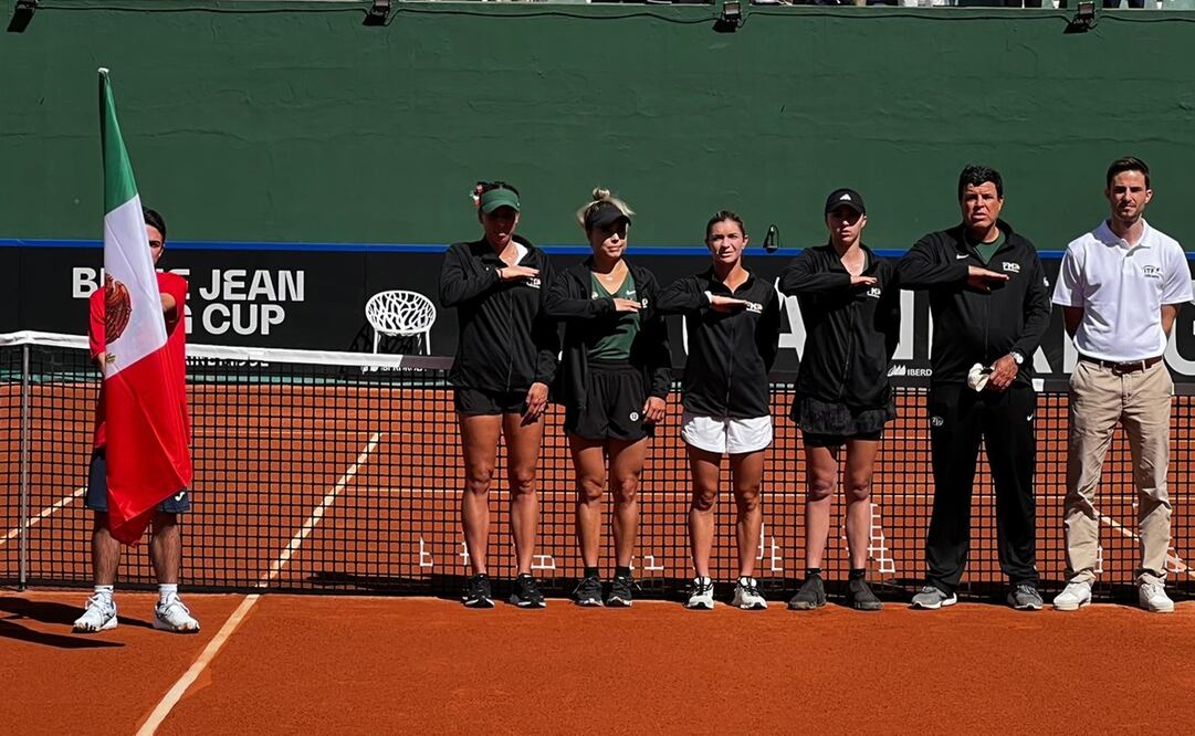 Las representantes de México entonando las estrofas del himno nacional / Foto: Billie Jean King