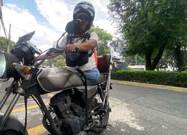 Repartidor por aplicación desafía la ciudad y adapta su moto tras perder una pierna ; “me sirve de terapia”, afirma