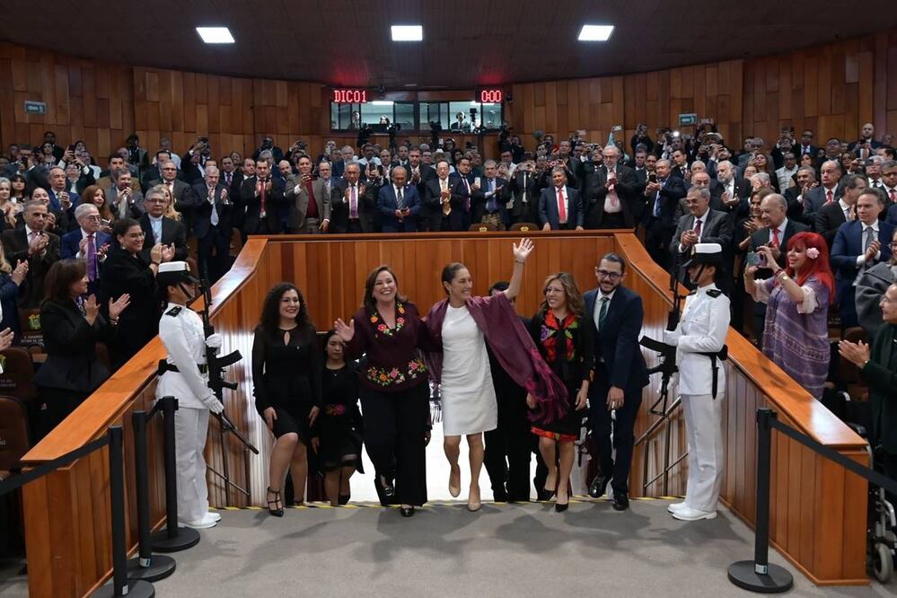 La presidenta Claudia Sheinbaum acompañó a Rocío Nahle en toma de posesión como gobernadora de Veracruz. Foto: Especial